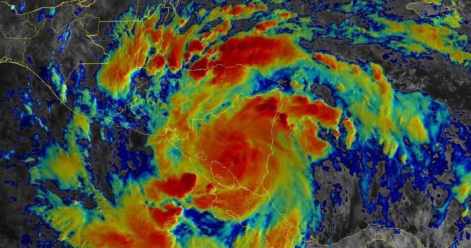 "Julia" se debilitó el domingo a tormenta tropical después de tocar tierra en la costa caribeña de Nicaragua como huracán de categoría 1.