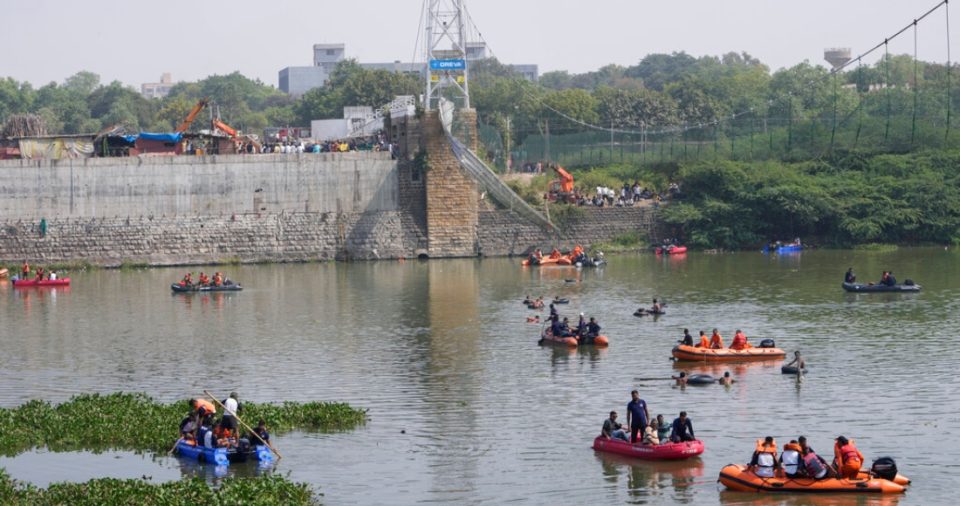 Rescatistas en botes buscan a personas en el río Machchu debajo de un puente que se vino abajo el domingo dejando al menos 130 personas muertas, el lunes 31 de octubre de 2022, en el distrito de Morbi, India.