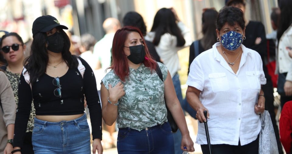 Personas que visitan el Centro Histórico de la Ciudad de México se dividen en el uso del cubrebocas.