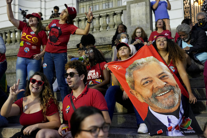 Seguidores del expresidente de Brasil Luiz Inácio Lula da Silva, quien nuevamente se postuló a la Presidencia, aguardan los resultados de las elecciones generales en Sao Paulo, Brasil, el domingo 2 de octubre de 2022.