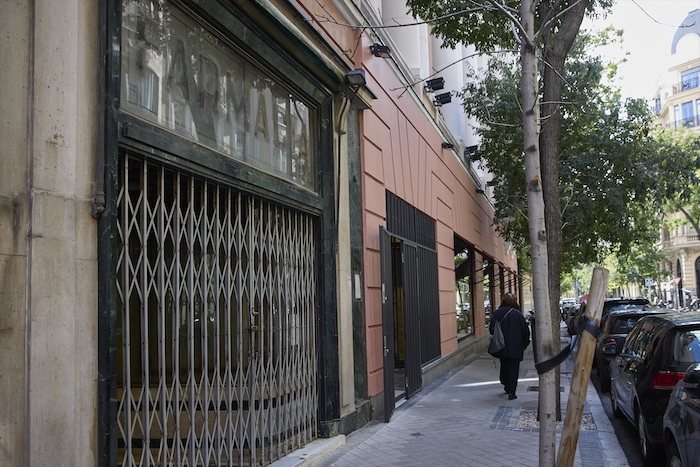 Farmacia cerrada junto al restaurante Coque, del chef Mario Sandoval, situado en el barrio de Chamberí, a 2 de noviembre, en Madrid (España).