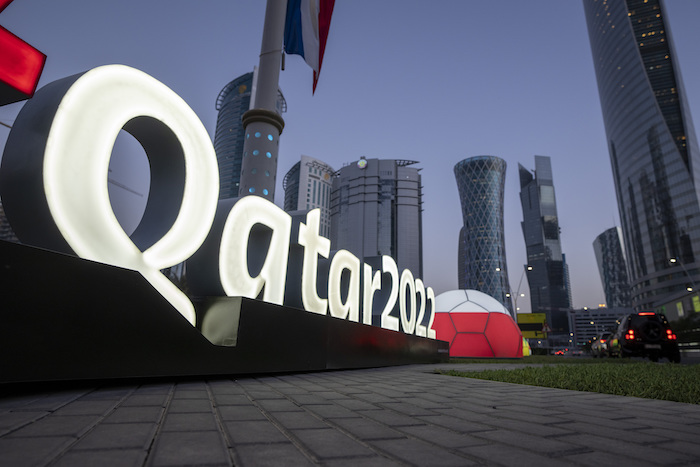 El logo del Mundial de Qatar 2002 cerca del Centro de Exhibiciones y Convenciones de Doha, el 31 de marzo de 2022.