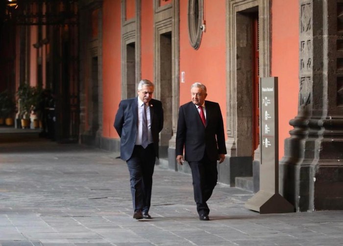 Alberto Fernández, Presidente de Argentina, y el mandatario mexicano, Andrés Manuel López Obrador, caminan por los pasillos de Palacio Nacional.