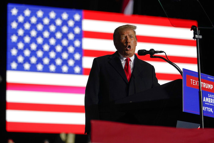 El expresidente Donald Trump durante un acto de campaña en favor del candidato a Senador por Ohio, JD Vance, el lunes 7 de noviembre de 2022, en Vandalia, Ohio.