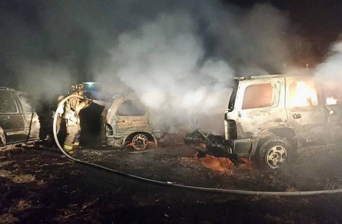 Cuerpos de bomberos de los diferentes municipios acudieron a sofocar los incendios de las unidades, pero el bloqueo vehicular provocó largas filas de automóviles a lo largo de toda la autopista 56.