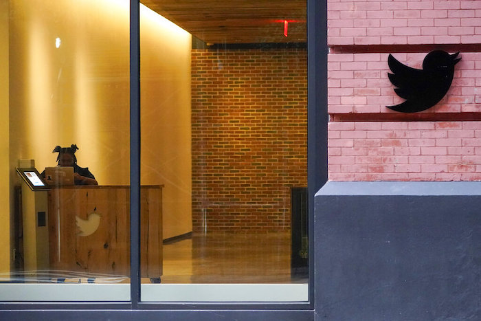 Una recepcionista trabaja en el vestíbulo del edificio donde se encuentran las oficinas de Twitter en Nueva York, el miércoles 26 de octubre de 2022.