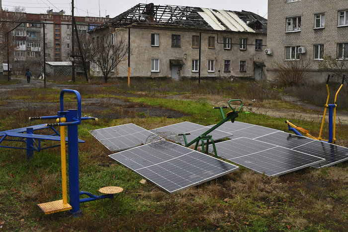 Paneles solares en el patio de un edificio de apartamentos en Lyman, en la región de Donetsk, Ucrania, el domingo 20 de noviembre de 2022.