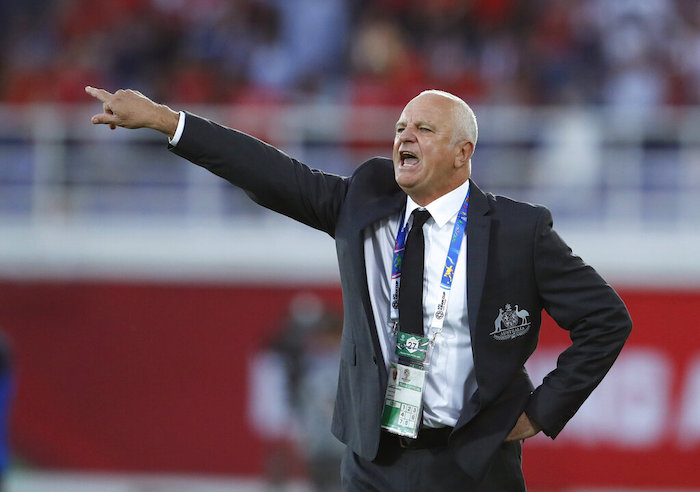 El técnico de Australia Graham Arnold da instrucciones en el partido contra Siria por la Copa de Asia, el 15 de enero de 2019.