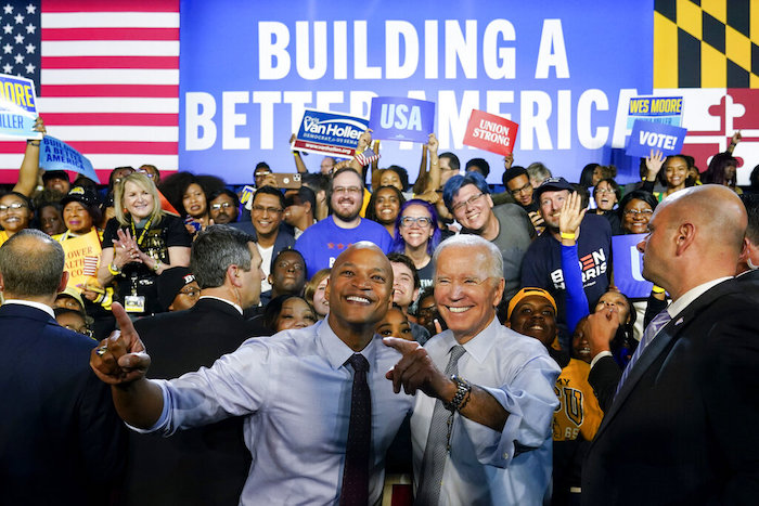 El Presidente Joe Biden posa para fotografías con el candidato demócrata a la gubernatura de Maryland, Wes Moore, durante un acto de campaña el lunes 7 de noviembre de 2022, en la Universidad Estatal de Bowie, en Bowie, Maryland.