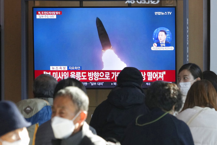 Una pantalla de televisión muestra una imagen de archivo del lanzamiento de misiles de Corea del Norte durante un programa de noticias el miércoles 2 de noviembre de 2022 en la estación de tren de Seúl, Corea del Sur.