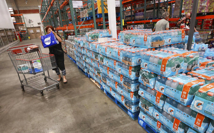 Una compradora toma un paquete de botellas de agua el 26 de septiembre de 2022, en una tienda de la cadena Costco en Altamonte Springs, Florida.