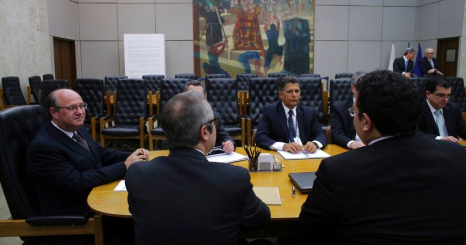 Ilan Goldfajn, el presidente del banco central de Brasil, a la izquierda, coordina una reunión del Comité de Políticas Monetarias del Banco Central, en Brasilia, para decidir la tasa de interés básica, el 19 de julio de 2016.