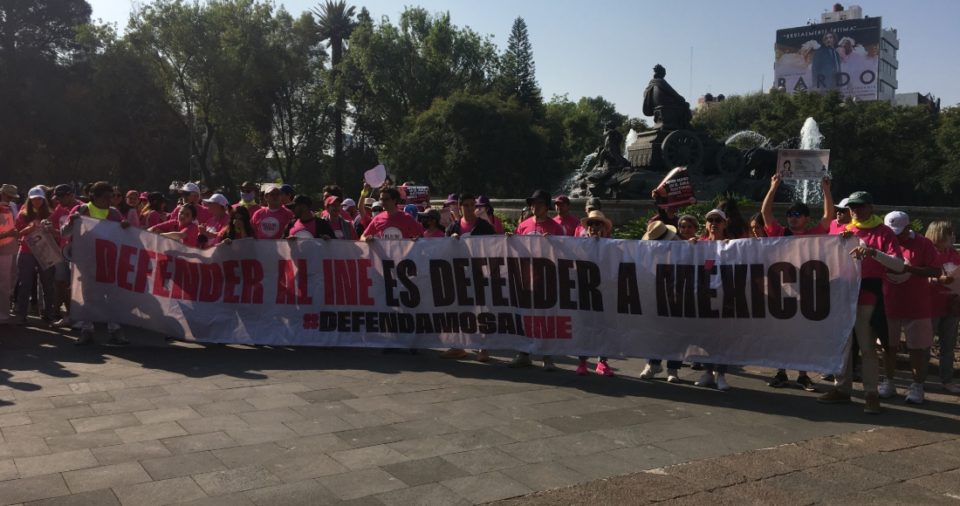 Manifestantes de distintas corrientes políticas, pero sobre todo del Partido Acción Nacional (PAN) y del Partido la Revolución Democrática (PRD), se agruparon esta mañana en el Ángel de la Independencia de la capital mexicana para marchar hacia el Monumento a la Revolución en defensa –según la convocatoria– del Instituto Nacional Electoral (INE).