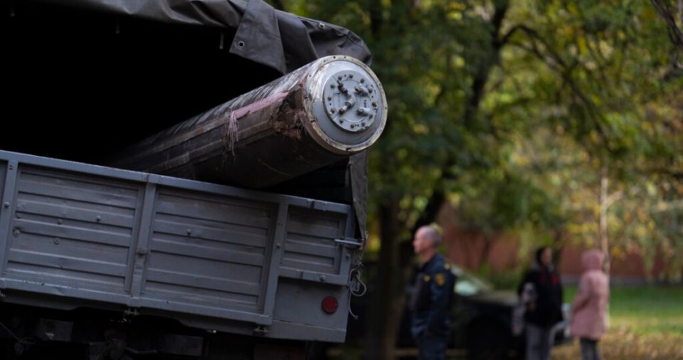 Un camión transporta los restos de un misil tras un ataque ruso, el viernes 21 de octubre de 2022, en Zaporiyia, Ucrania.