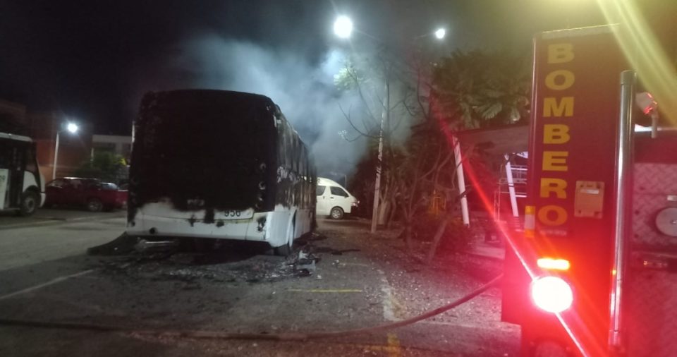 Varios vehículos fueron incendiados a lo largo de la autopista 56 Celaya-Salamanca.