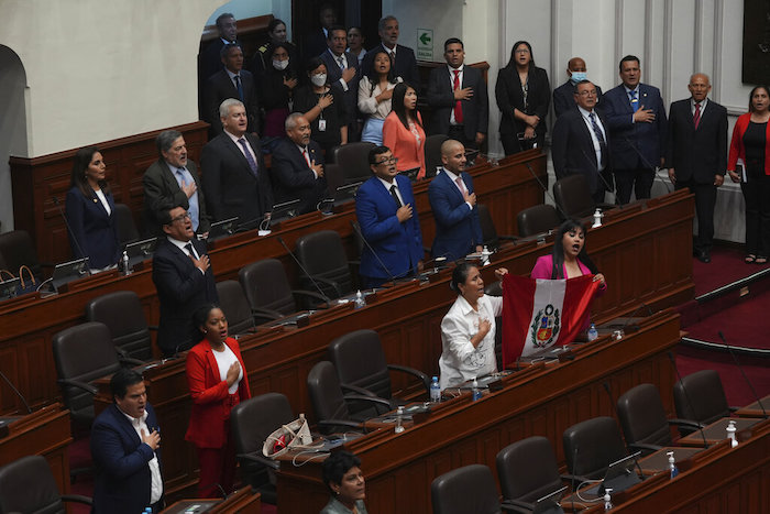 Legisladores cantan el himno nacional dentro del Congreso después de que el Presidente peruano Pedro Castillo disolviera el hemiciclo el día en que tenían previsto votar por la destitución del Presidente en Lima, Perú, el miércoles 7 de diciembre.