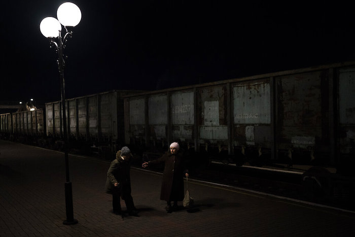 Dos ancianas ucranianas caminan hacia el tren de Jersón a Kiev en la estación de Jersón, en el sur de Ucrania, el lunes 21 de noviembre de 2022.