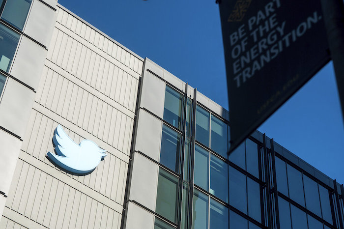 Un logotipo de Twitter en el exterior de las oficinas de la compañía en San Francisco el 1 de noviembre de 2022.