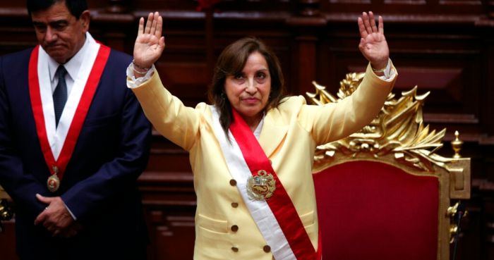 La exvicepresidenta Dina Boluarte saluda a los legisladores luego de jurar su cargo como Presidenta en el Congreso en Lima, Perú, el miércoles 7 de diciembre de 2022.