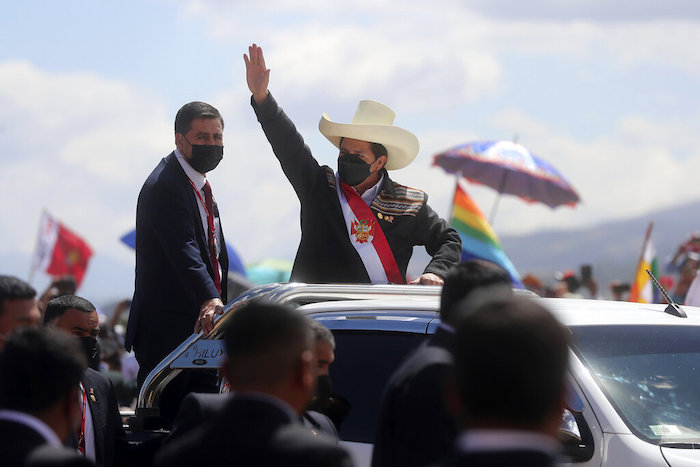 El entonces Presidente peruano Pedro Castillo llega a una ceremonia simbólica de juramento en el lugar de la Batalla de Ayacucho de 1824, que selló la independencia de España, en la Pampa de la Quinua como parte de las celebraciones del bicentenario de Perú en Ayacucho, Perú, el 29 de julio de 2021, el día después de que jurara oficialmente como presidente.