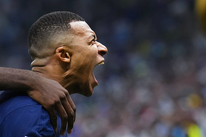 Kylian Mbappé festeja luego de anotar el segundo tanto por Francia ante Argentina en la final de la Copa del Mundo, disputada el domingo 18 de diciembre de 2022, en Lusail, Qatar.