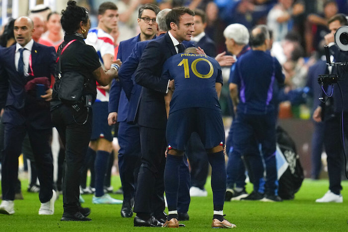 El Presidente de Francia, Emmanuel Macron, consuela a Kylian Mbappé tras la derrota por penales en la final de la Copa del Mundo, el domingo 18 de diciembre de 2022, en Lusail, Qatar.