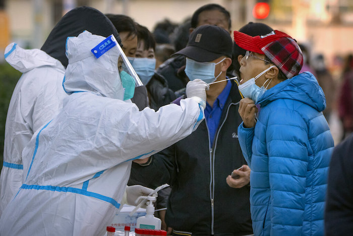 Un hombre se somete a una prueba de detección de COVID-19 en Beijing, el 15 de noviembre de 2022.