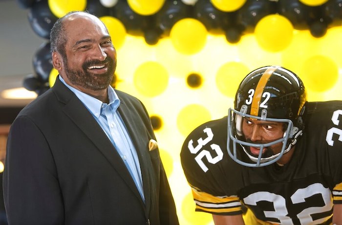 Franco Harris, exrunning back de los Steelers de Pittsburgh, frente a un estatua suya en el aeropuerto internacional de Pittsburgh. Harris falleció el miércoles, 21 de diciembre de 2022, a los 72 años.