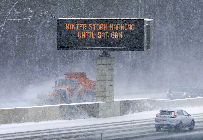 Vehículos particulares y cuadrillas de retiro de nieve comparten vías en la carretera estatal 14/18 en Madison, Wisconsin, el jueves 22 de diciembre de 2022.