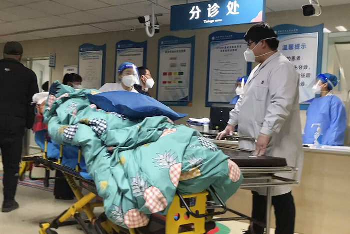 Un paciente es rechazado de la sala de emergencias debido a que ya no hay espacio en el Hospital Central No. 2 de Baoding, el miércoles 21 de diciembre de 2022, en la ciudad de Zhuozhou, en la provincia de Hebei, en el norte de China.