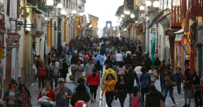 Gente caminando por una calle en Ayacucho, Perú, el domingo 18 de diciembre de 2022.