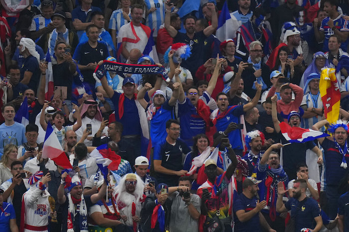 Aficionados franceses festejan un gol durante la final del Mundial entre Argentina y Francia en el Estadio de Lusail, Qatar, el domingo 18 de diciembre de 2022.