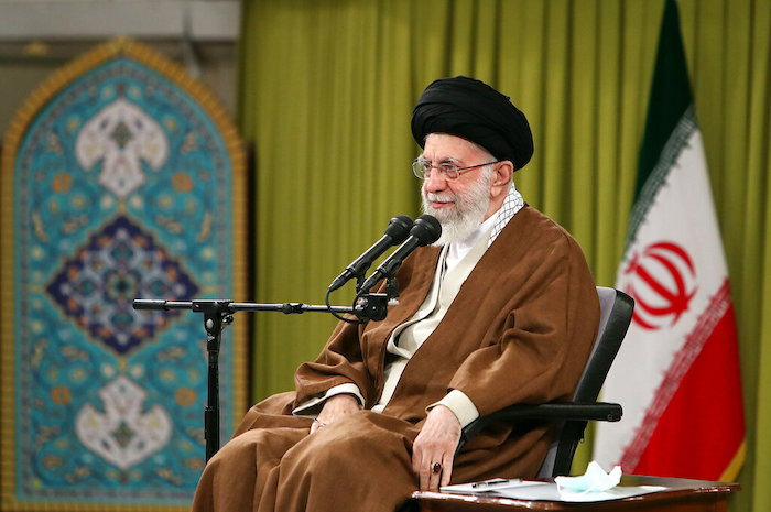En esta foto difundida por la página web oficial de la oficina del líder supremo iraní, el líder supremo, ayatolá Alí Jamenei, habla en una reunión con efectivos de la fuerza paramilitar Basij en Teherán, sábado 26 de noviembre de 2022. 