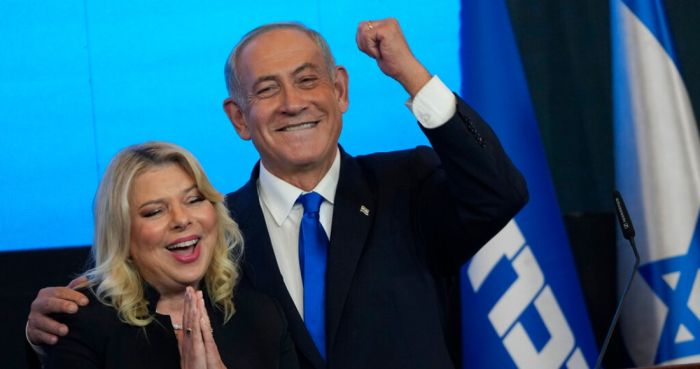 El exprimer Ministro de Israel y candidato del partido Likud, Benjamin Netanyahu, y su esposa Sara, gesticulan tras conocerse los resultados de las primeras encuestas de salida de las elecciones parlamentarias, en la sede de la formación en Jerusalén, el 2 de noviembre de 2022.