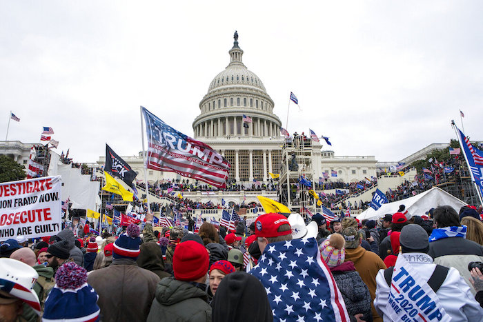 Partidarios del entonces Presidente estadounidense Donald Trump se congregan junto al Capitolio el 6 de enero del 2021.