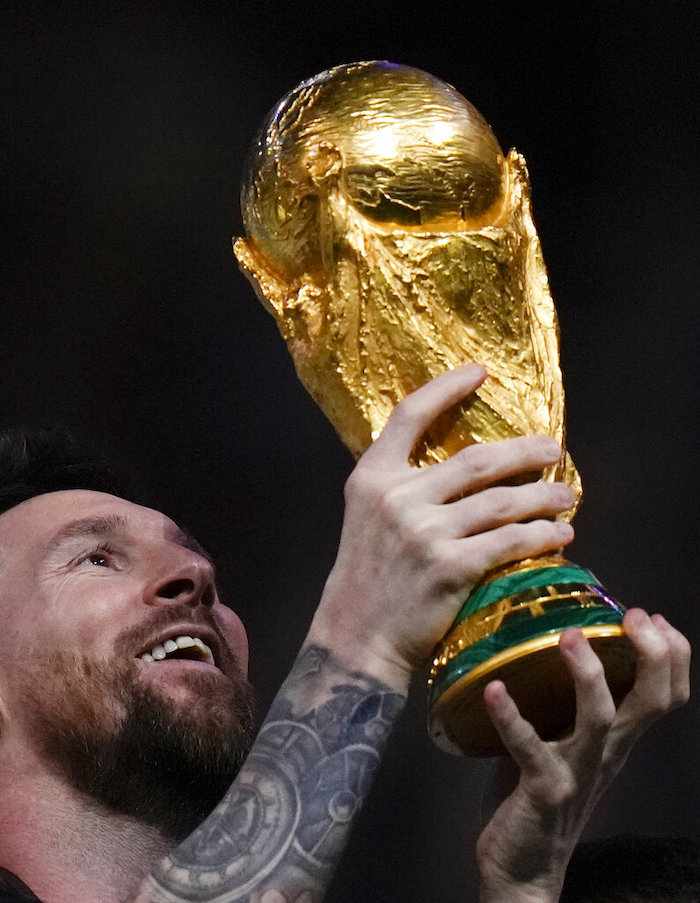 Lionel Messi, de la Selección argentina, alza la Copa del Mundo luego de ganar en penales la final ante Francia en Lusail, Qatar, el domingo 18 de diciembre de 2022.