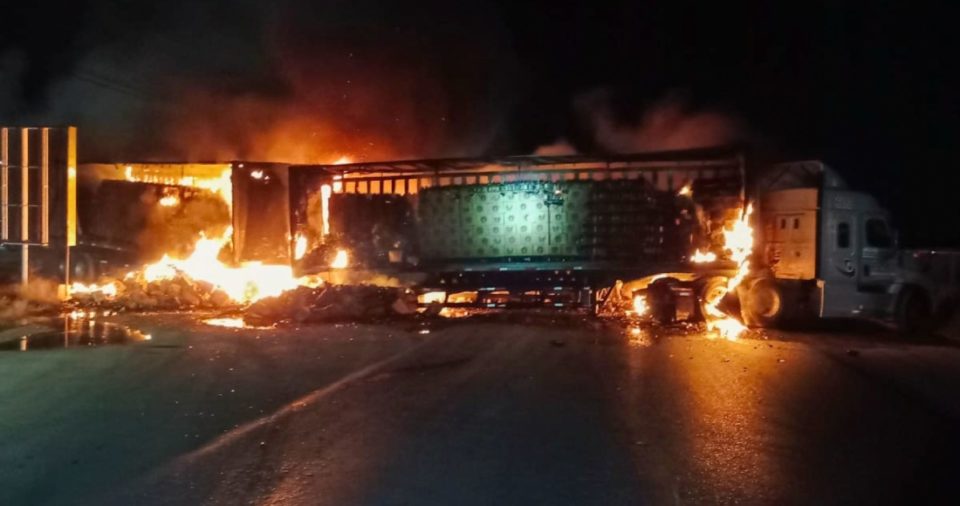 Bloqueo de carreteras y carros incendiados en por lo menos cuatro carreteras de Zacatecas la noche del domingo.