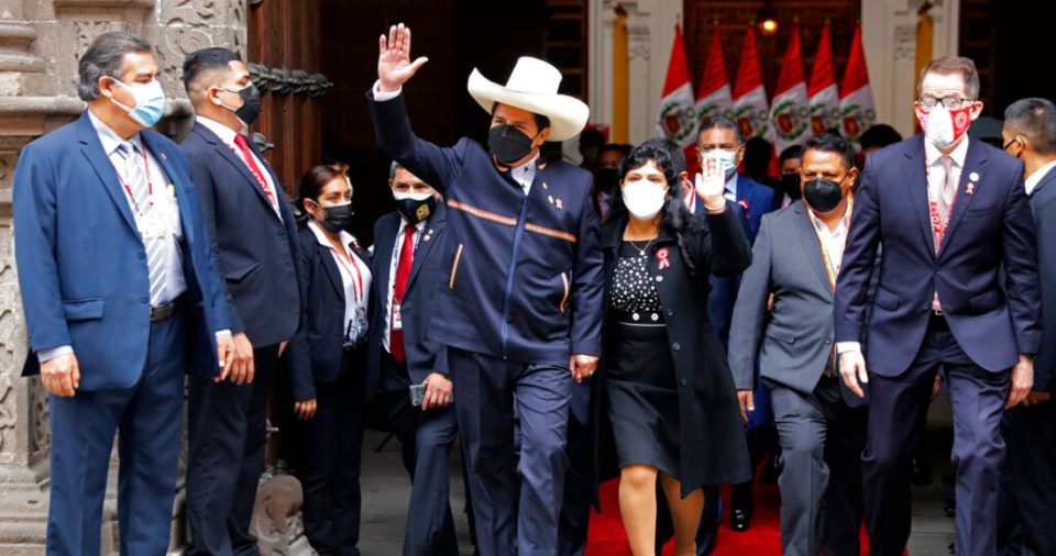 El entonces Presidente electo Pedro Castillo y su esposa, Lilia Paredes, saludan a la salida del Ministerio de Exteriores para acudir al Congreso a su ceremonia de jura del cargo en Lima, Perú, el miércoles 28 de julio de 2021.