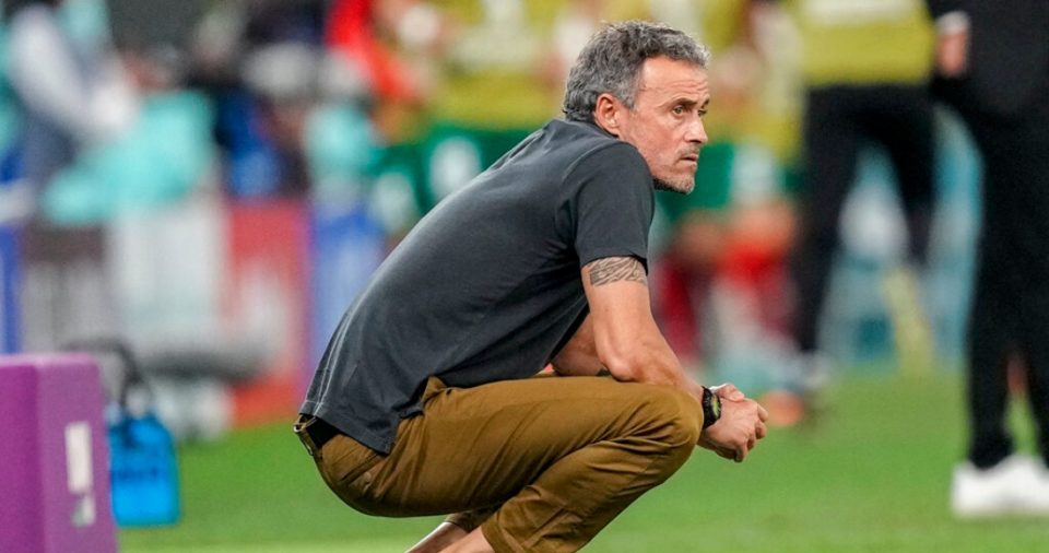 El técnico de España Luis Enrique observa el partido con Marruecos por los octavos de final del Mundial, el martes 6 de diciembre de 2022, en Rayán, Qatar.