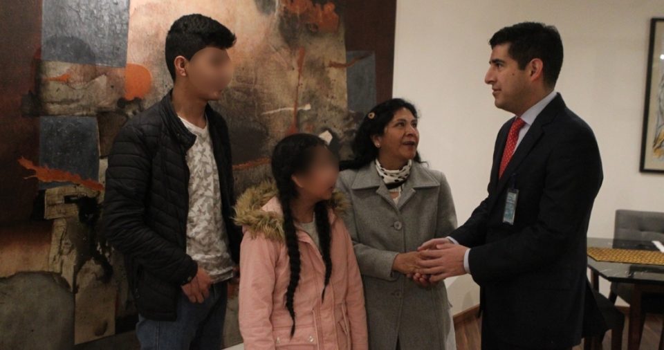 La familia de Pedro Castillo, expresidente de Perú, y Pablo Monroy Conesa, Embajador de México en aquel país, llegaron la mañana de este miércoles al Aeropuerto Internacional de la Ciudad de México (AICM), luego de que partieran por la madrugada de Lima a bordo de un vuelo hacia territorio mexicano.