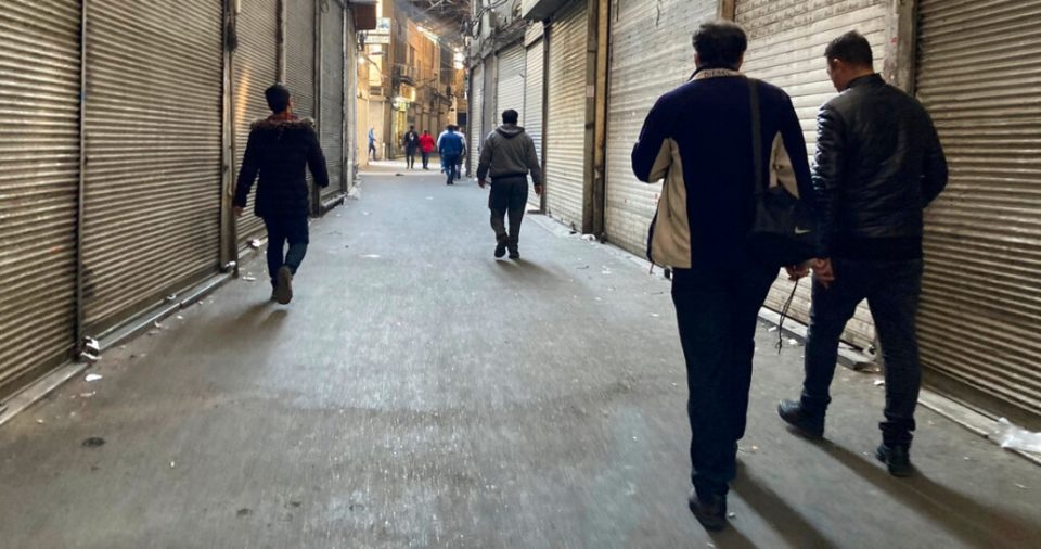 Gente camina frente a las tiendas cerradas del Gran Bazar de Teherán, Irán, martes 15 de noviembre de 2022.