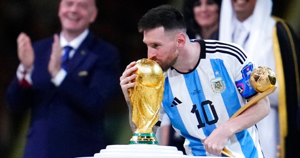 Lionel Messi, de la Selección argentina, besa la Copa del Mundo, tras conquistarla el domingo 18 de diciembre de 2022, en Lusail, Qatar.