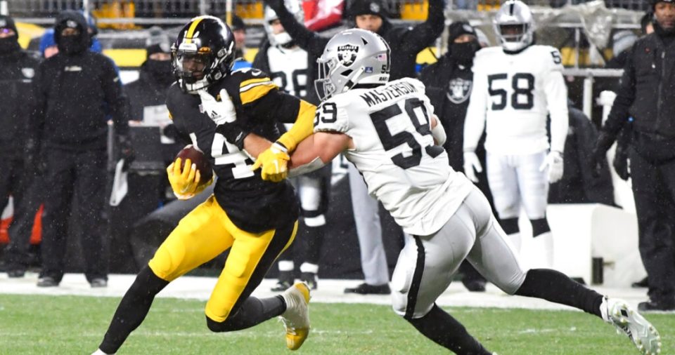 George Pickens, de los Steelers de Pittsburgh, conduce el balón tras realizar una recepción frente a Luke Masterson, de los Raiders de Las Vegas, el sábado 24 de diciembre de 2022.