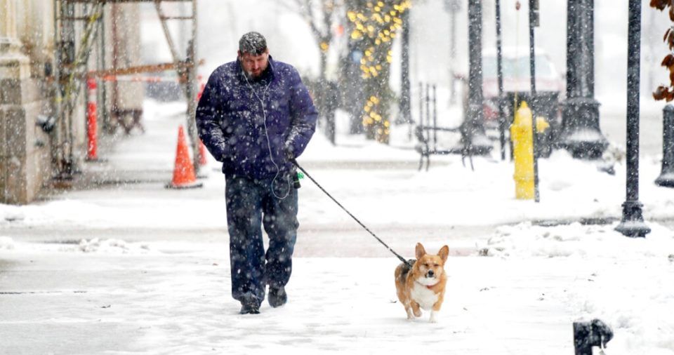 Ryan Cummins camina con su perro en una calle de Pittsfield, Massachusetts, el viernes 16 de diciembre de 2022.