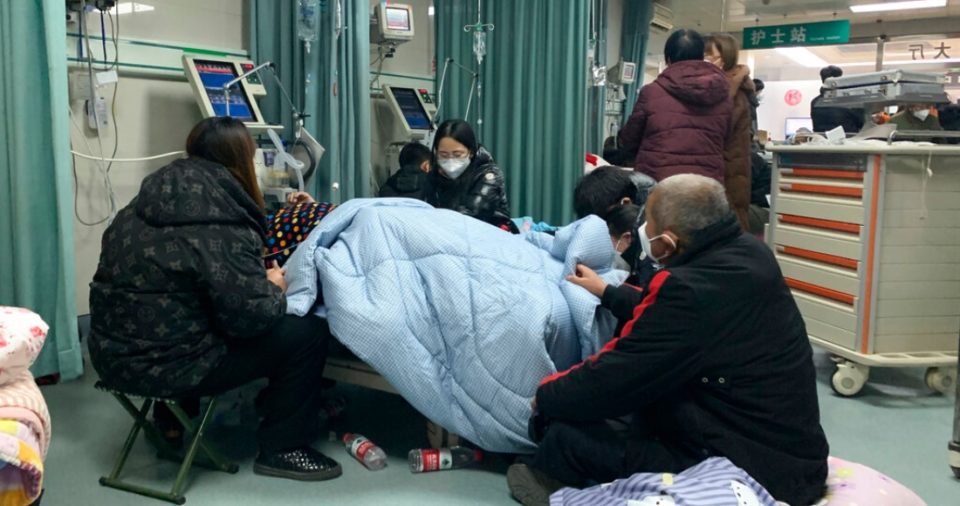 Varios familiares rodean la cama de un enfermo con COVID-19 en la zona de urgencias del Hospital Popular Langfang No. 4 en la ciudad de Bazhou, en el norte de China, el jueves 22 de diciembre de 2022.