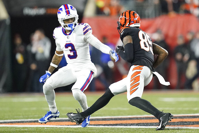 El receptor de los Bengals de Cincinnati Tee Higgins corre cerca del safety de los Bills de Búfalo Damar Hamlin durante el encuentro del lunes 2 de enero del 2022.