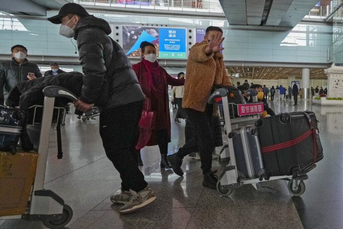Un hombre de Hong Kong llega a la Terminal 3 del Aeropuerto Internacional de la capital china de Beijing, el domingo 8 de enero de 2023.