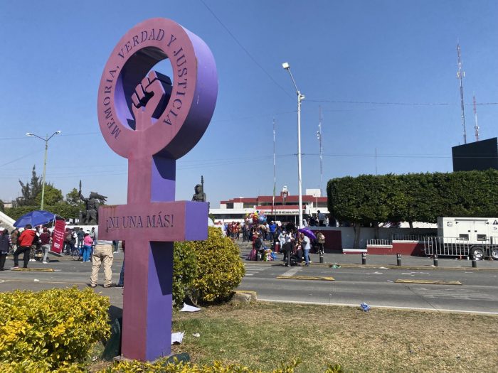 En el Estado de México, de enero a noviembre de 2022, se tienen contabilizados 131 feminicidios y 241 homicidios dolosos, de acuerdo con los datos del Secretariado Ejecutivo del Sistema Nacional de Seguridad Pública. 