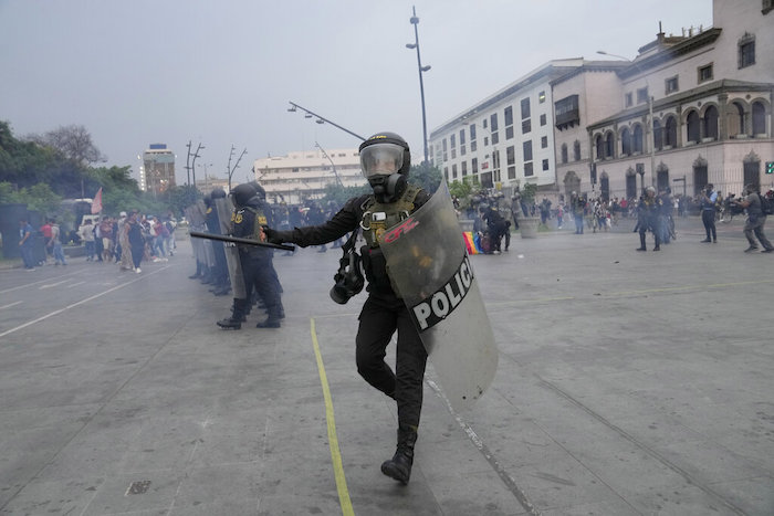 Agentes antomotines cargan contra manifestantes antigubernamentales llegados desde todo el país para protestar contra la Presidenta, Dina Boluarte, en Lima, Perú, el 18 de enero de 2023.