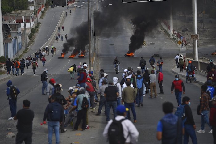 Manifestantes bloquean una carretera para protestar contra el Congreso y el Gobierno de la Presidenta peruana Dina Boluarte en Arequipa, Perú, el jueves 19 de enero de 2023.